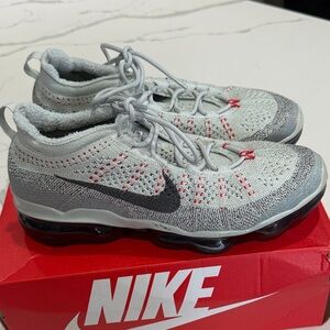 Men’s Nike Air VaporMax size 8- gray with red accents. Excellent